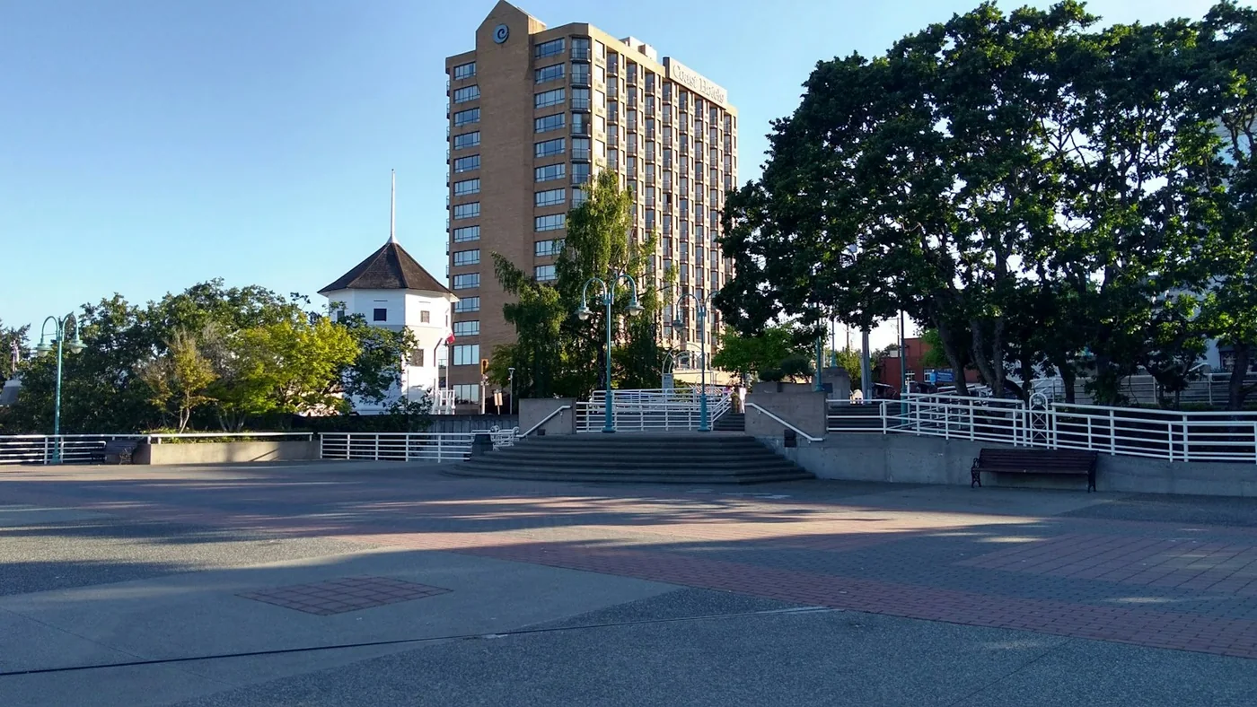 Escena urbana de Nanaimo, en la isla de Vancouver. Fotografía de contexto; no identifica un local participante en la campaña.