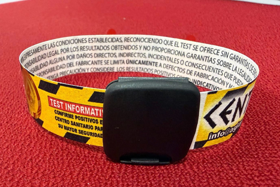 Mojácar incorpora pulseras de detección de drogas en bebidas para reforzar la seguridad durante sus fiestas